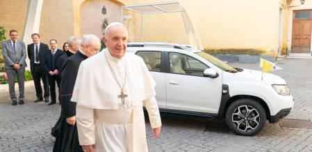 El Papa Francisco ha recibido un ejemplar del Dacia Duster totalmente adaptado a sus necesidades