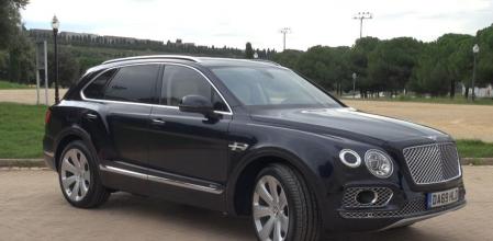 Hace algo más de un año probábamos el Bentayga V8 , un coche exclusivo y exagerado a nivel de equipamiento y prestaciones, pero hoy le toca el turno a su variante
