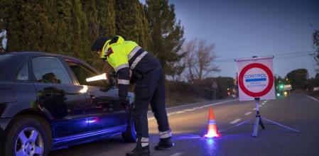 Los agentes de tráfico realizan controles de alcoholemia para controlar que los conductores no conduzcan bajos los efectos del alcohol