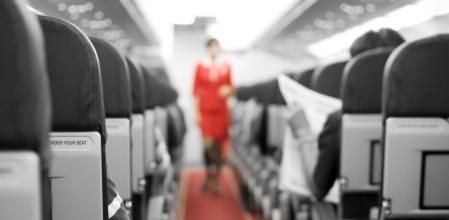 Esta es la pregunta que jamás debes hacerle a un auxiliar de vuelo una vez entras en el avión