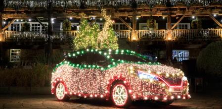 Las luces navideñas que decoran el Nissan Leaf se alimentan con al energía generada por el propio vehículo eléctrico