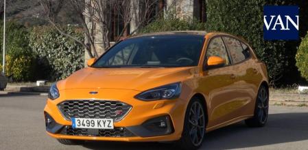 Hoy probamos la versión más poderosa del nuevo Focus, la variante ST, la más deportiva y equipada con un espectacular motor 2.3 de 280 CV, así como un bastidor
