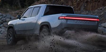 El Rivian R1T tiene la capacidad de girar sobre sí mismo como un tanque