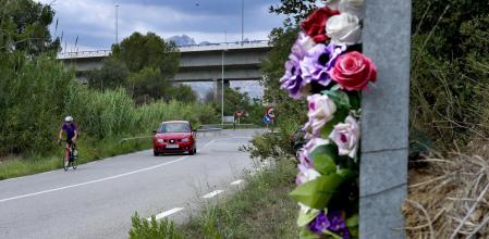 Unas flores de plástico recuerdan un accidente mortal en una carretera&nbsp;
