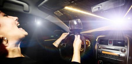 Conducir un coche bajo los efectos del alcohol está totalmente prohibido