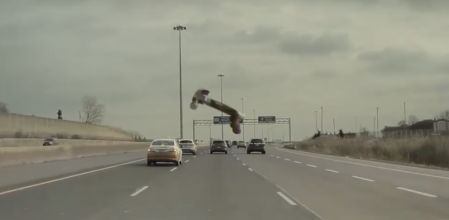 Un Tesla Model 3 es golpeado por un martillo a toda velocidad mientras circula