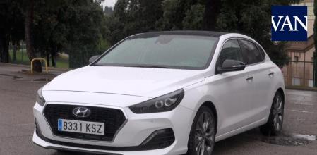 Este Hyundai i30 Fastback no llega a ser un Sedán propiamente dicho, pues su zaga esconde un generoso portón inclinado, pero en esencia su línea perfilada y de tres