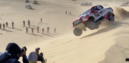 El piloto Fernando Alonso y el copiloto Marc Coma empezaron la décima etapa con mal pie