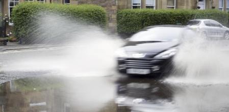 El aquaplaning es una situación de riesgo en la conducción, por lo que es conveniente extremar las precauciones&nbsp;