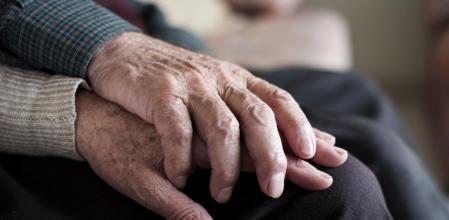 Un matrimonio de ancianos muere con horas de diferencia tras pasar 65 años juntos