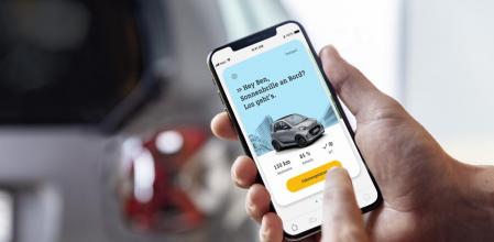 El carsharing es un servicio que se basa en ofrecer una flota de vehículos privados a un público inscrito a una plataforma para que puedan usarlos libremente, pagando el servicio por minutos