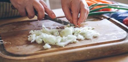 Este es el truco definitivo para acabar con el picor de ojos al cortar cebolla
