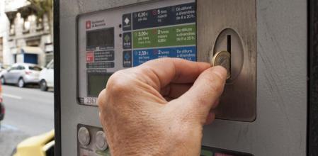 FOTO: ROSER VILALLONGA - BARCELONA/ 29.08.2013 - PARQUIMETRO DE ZONA AZUL EN EL BARRIO DE LA SAGRADA FAMILIA. EL AYUNTAMIENTO QUIERE QUE SU PAGO SE EFECTUE SOLO CON TARJETA.