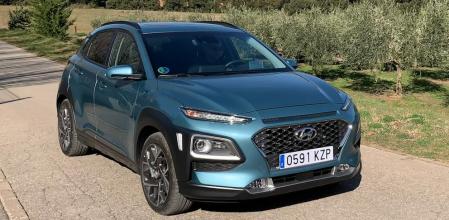 El Hyundai Kona se ofrece con cuatro tipos de motorizaciones posibles: gasolina, diésel, eléctrico y este que hoy nos ocupa, la versión híbrida pura, tal vez una de