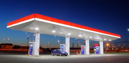 Existen muchas dudas y controversias cuando tenemos que elegir el punto para repostar nuestro vehículo. Lógicamente, el precio es un factor decisivo, lo que nos lleva encaminar a nuestro coche hacia las gasolineras low Cost o incluso de supermercado evitando las de las grandes marcas del sector.