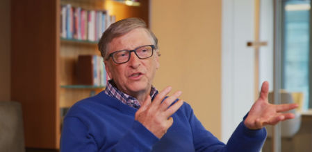Bill Gates durante la entrevista con el youtuber Marques Brownlee