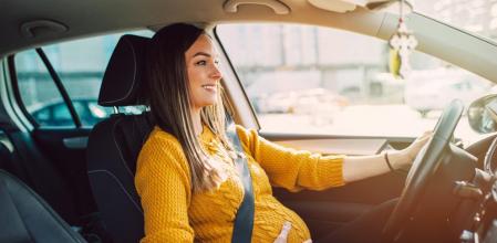 Lo primero que debes saber es que el embarazo, en sí mismo, no supone ninguna barrera para circular en coche