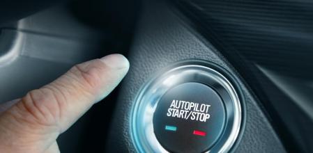 El Autopilot es un asistente a la conducción incorporado en algunos modelos de Tesla que ofrece ayudas en determinadas situaciones de circulación y que permite conducir de forma más relajada