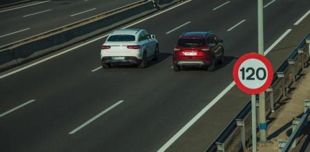 Una de las normas básicas de conducción establece que, en todas las carreteras, el adelantamiento debe llevarse a cabo por la izquierda del vehículo que se pretende avanzar