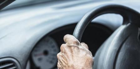 Las personas mayores tienen restricciones a la hora de renovar el permiso de conducir