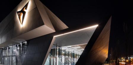 La sede Cupra Garage es un imponente y moderno edificio de 2.400 m2 distribuidos en dos plantas