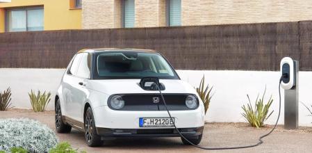 El Honda e equipa una compacta batería de 35,5 kWh que permite recorrer más de 200 km con una única carga