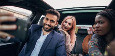 Todos los ocupantes del vehículo están obligados a llevar abrochado el cinturón de seguridad