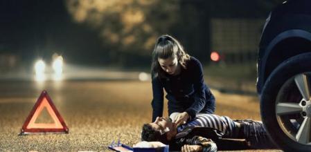 Una mujer, que debería llevar chaleco reflectante, activa el protocolo PAS ante un accidente, es decir, Proteger, Avisar y Socorrer a las víctimas 