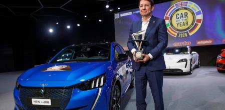 Frank Janssen, presidente del jurado “Car of the Year” sostiene el trofeo que este año ha recaído el peugeot 208