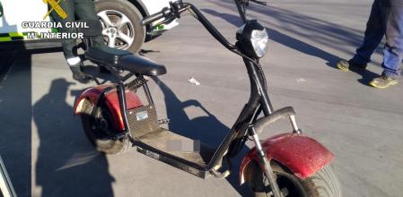 Guardia Civil ha investigado al conductor de un patinete eléctrico de grandes dimensiones por carecer de permiso de conducción