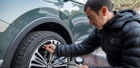 Es imprescindible revisar regularmente el estado de los neumáticos para comprobar que el nivel de desgaste no es excesivo y que mantienen la presión adecuada
