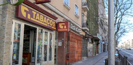 El hombre estaba echándose la siesta y cuando abrió los ojos se encontró con la Policía y los Bomberos.
