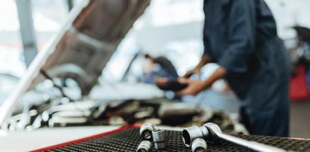 Imagen de archivo de un mecánico en el taller