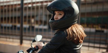 Las motos presentan menos estabilidad y ofrecen menos seguridad por lo que la protección, la prevención y la anticipación se convierten en acciones fundamentales entre estos usuarios