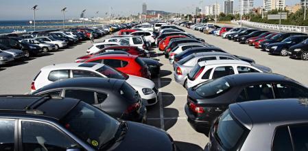 Imagen de archivo de vehículos estacionados en el aparcamiento de la Marbella (Barcelona)