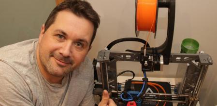 Mario Caviedes, uno de los empleados de Renault que imprime máscaras en su domicilio para ayudar a los servicios sanitarios en la lucha contra el coronavirus