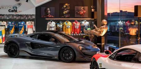 El piso superior, de acceso restringido a clientes, alberga la increíble colección privada de Eduardo Costabal, Managing Director de McLaren Barcelona, atesorada a lo largo de 40 años de pasión por la F-1