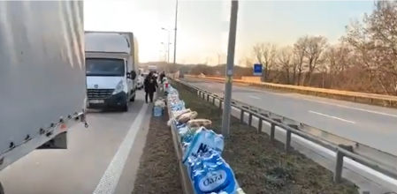 En Alemania, voluntarios llenaron hace unos días con alimentos y bebidas el arcén de la autovía A4 Dresden-Görlitz en su tramo fronterizo con Polonia para alimentar a los transportistas