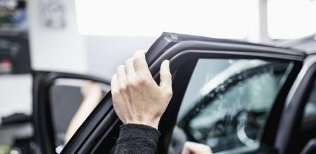 Únicamente se permitirá circular con láminas adhesivas homologadas o cortinillas contra el sol en las ventanillas posteriores cuando el vehículo lleve dos espejos retrovisores exteriores