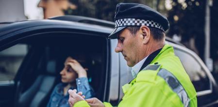 No facilitar el paso a los vehículos de emergencias se considera una infracción grave, que puede conllevar una multa de hasta 200 euros y la pérdida de puntos del carnet