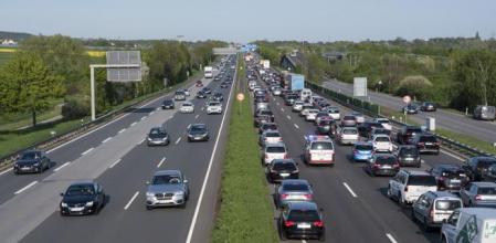Es obligatorio abrir un corredor para que pueda circular un vehículo de emergencias prioritario
