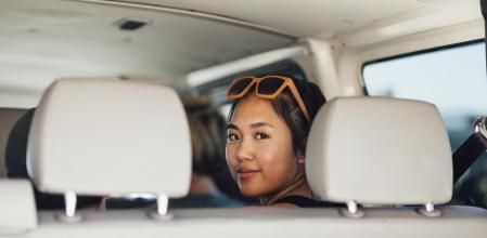 En casos muy concretos, durante el confinamiento, el Gobierno permite viajar más de una persona en un vehículo de hasta 9 plazas siempre y cuando cada una esté acomodada en una fila de asientos