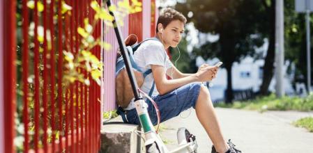 Esta prohibido conducir un patinete eléctrico con auriculares o manejando un dispositivo móvil
