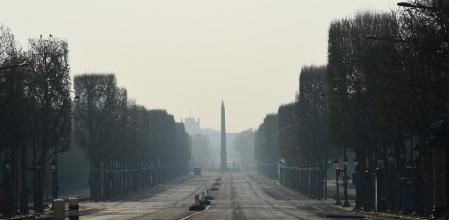 Los Campos Elíseos de París sufren las consecuencias del coronavirus al estar los franceses confinados en sus hogares como medida de prevención