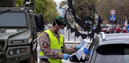 Un militar de la policía aérea realiza un control de tráfico en la Avenida Miguel de Cervantes de Lorca para evitar desplazamientos no autorizados durante el estado de alarma