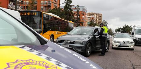 Un policía local de Valencia comprueba la documentación de un conductor durante el primer estado de alarma&nbsp;