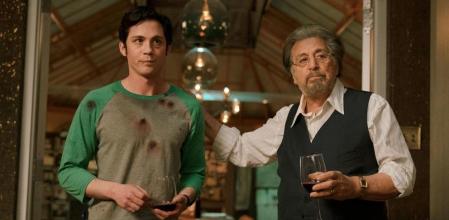 Logan Lerman y Al Pacino en 'Hunters'.