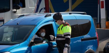 Los agentes de la autoridad pueden multar a los conductores que llevan puesta una mascarilla si consideran que su mala colocación supone la pérdida de libertad de movimientos o del campo de visión