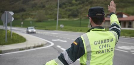 Un agente de la Guardia Civil manda parar a un coche en un control de tráfico&nbsp;