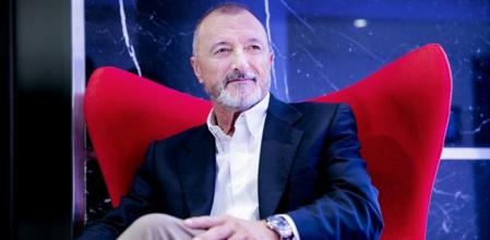 El célebre escritor ha recibido críticas en las redes sociales tras compartir que se había vacunado.